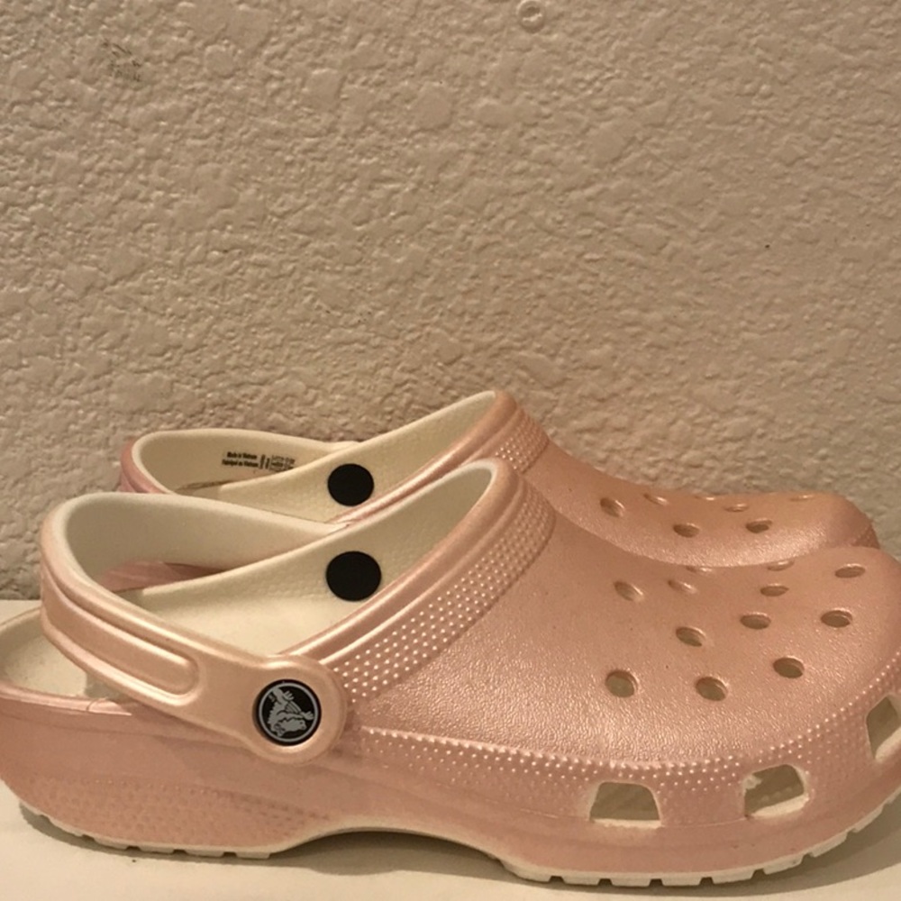 Metallic pink crocs!